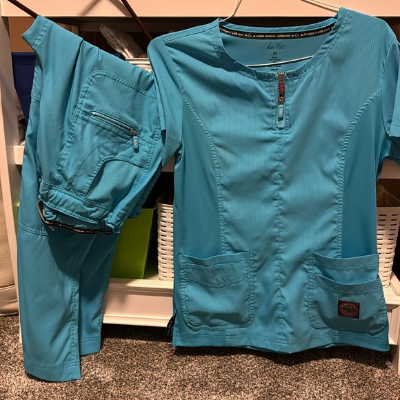 koi Tops - Koi Lite nursing scrub set. Sz M top and M petite pants. Blue